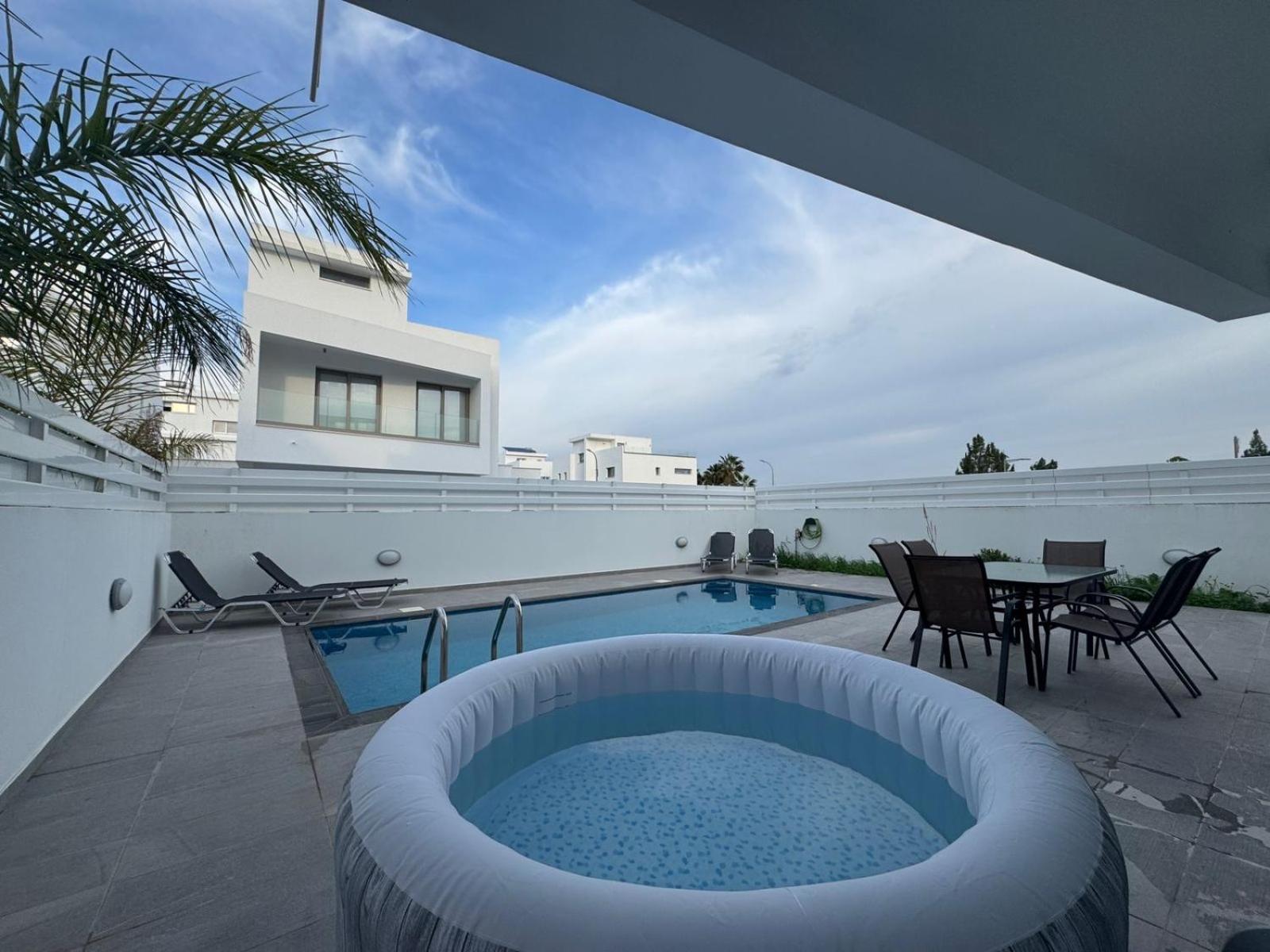 Hubstay - Seaview Villa Oriana In Larnaca, 10 Min Walk To The Beach Exterior photo